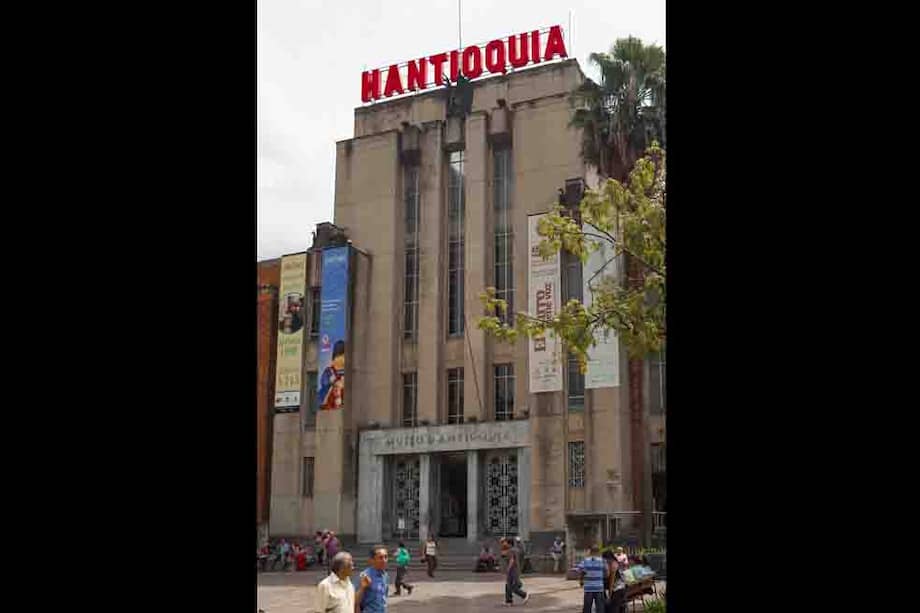 Un letrero gigante con la palabra ‘HANTIOQUIA’ es la obra con la que participa Fernando Arias en la exposición ‘Antioquias. Diversidad e imaginarios de identidad’. / Archivo particular