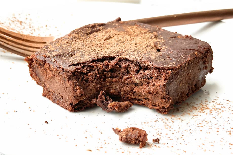 Prepara este brownie vegano con aceite de coco derretido.