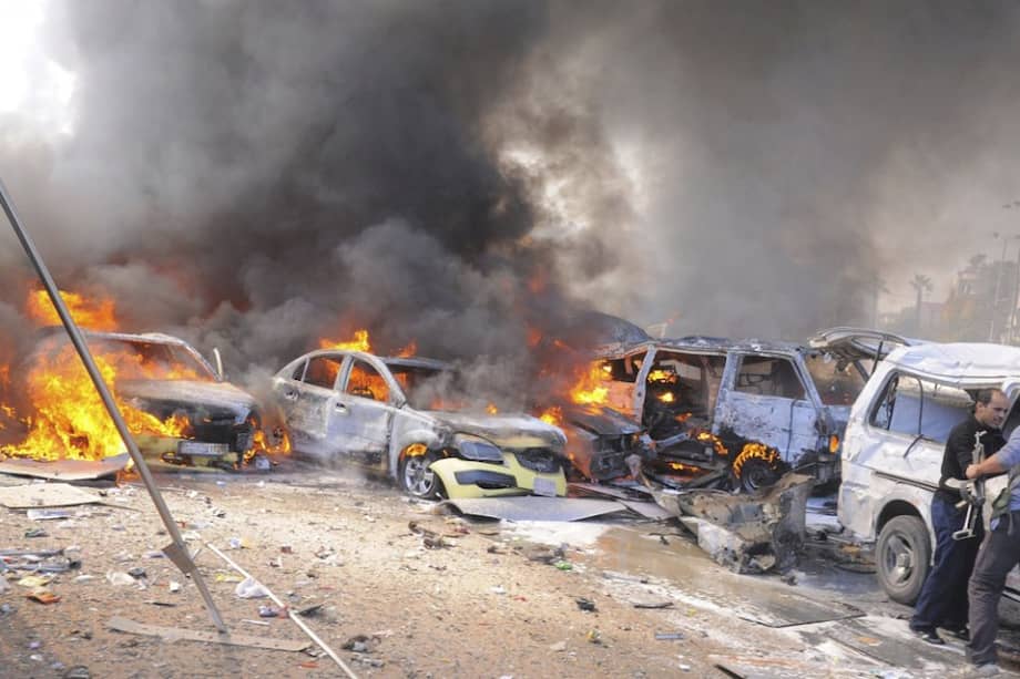 Caos tras la explosión de un coche bomba en el centro de Damasco. / EFE