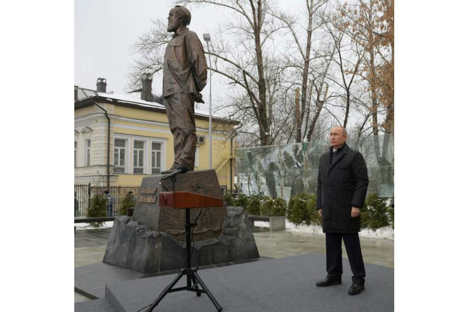 El monumento al escritor Alexander Solzhenitsyn, inaugurado con un discurso de Vladimir Putin, quien rescató el amor por Rusia del autor del Archipiélago Gulag. / Afp