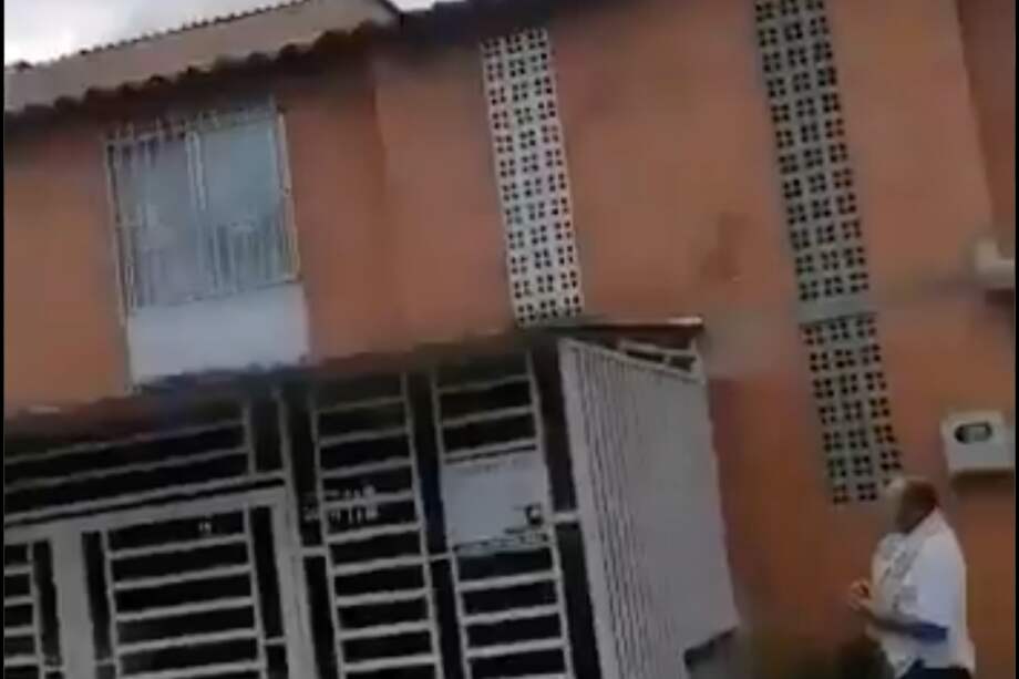 Video captura el momento en el que un helicóptero sobrevuela el barrio Palo Blanco a escasos metros del suelo. La comunidad denuncia que desde la aeronave estarían disparando contra los manifestantes y los habitantes del sector