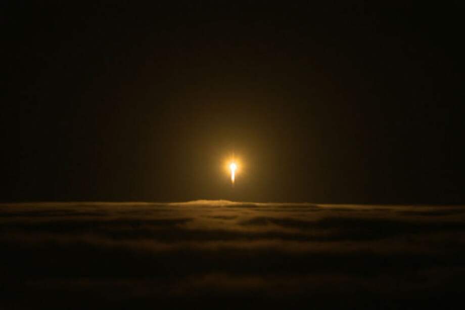 Foto del cohete "United Launch Alliance Atlas V" que transporta el Insight. El despegue fue a las 4: 05 am, y esta foto fue tomada a las 8:05, cuando el cohete va dejando la Tierra. / NASA/Cory Huston