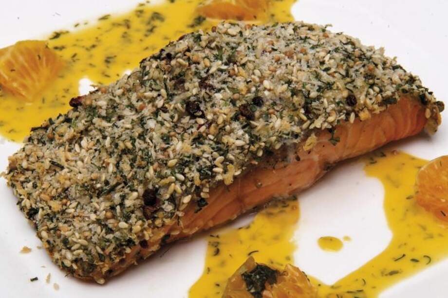 Salmón con costra de ajonjolí y salsa de mandarina