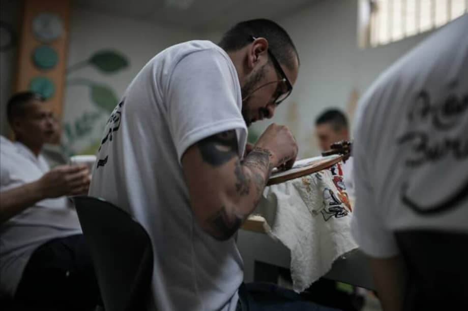 Los hombres bordadores durante la elaboración del ‘El sueño: el diario del León’, un libro en tela y bordado a mano por hombres privados de la libertad que se encuentran a la espera de sentencia en la Unidad de Reacción de Inmediata (URI) en Bogotá. / Agencia Anadolu