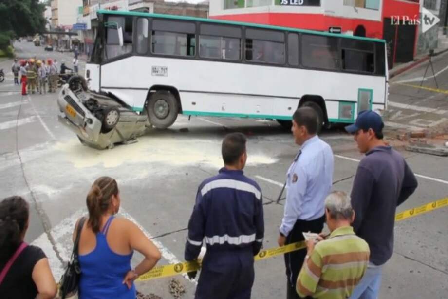 Bus escolar se estrelló contra un vehículo particular en Cali