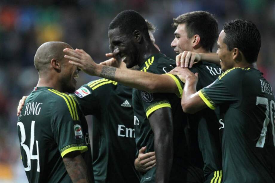 El defensor colombiano Cristian Zapata (3d) del Milan celebra con sus compañeros luego de anotar un gol frente al Udinese. / EFE