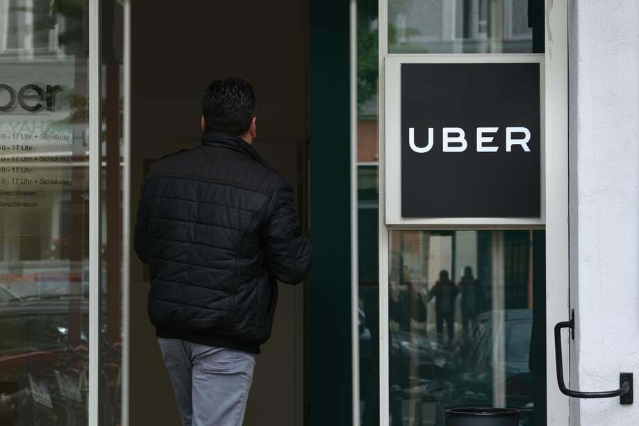 Una persona ingresa a una oficina de registro de conductores de Uber en Berlín, Alemania.