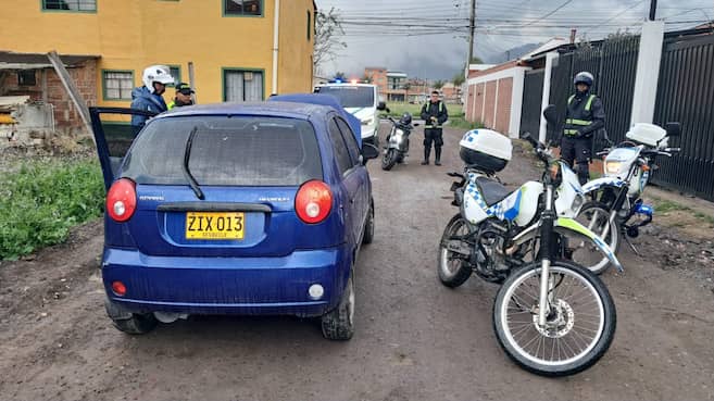 Cayó el 'salvaje al volante': inmovilizan el Spark azul que intentó cruzar puente peatonal en Bogotá