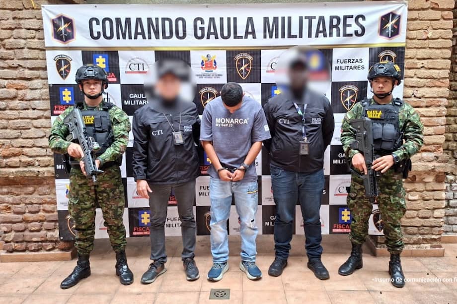 Los tres uniformados, adscritos en su momento al Batallón Rifles de Caucasia (Antioquia) y al Batallón de Infantería de Selva Número 48 Prócer Manuel Rodríguez Torices, con sede en Bolívar, habrían hecho parte de una red señalada de obtener y suministrar datos sobre despliegues y acciones contra el grupo armado.