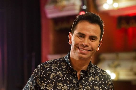 Jhonny Rivera fue agredido por fanática en un aeropuerto: “Terminamos forcejeando” | Revista Vea