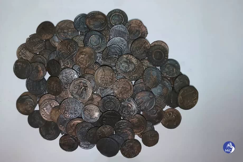 Las monedas datan de la primera mitad del siglo IV y se les conoce como follis, una moneda de bronce introducida alrededor del 294 d.C. con la reforma monetaria del ex emperador romano Diocleciano.