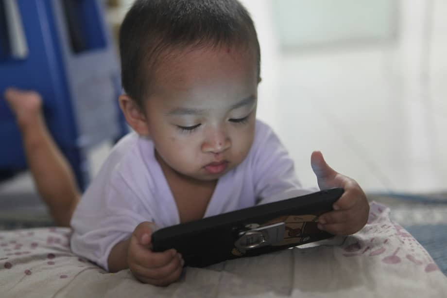La OMS sostiene que el tiempo frente a una pantalla no debería desplazar el juego activo, el sueño ni las actividades interactivas como leer, contar cuentos o jugar.