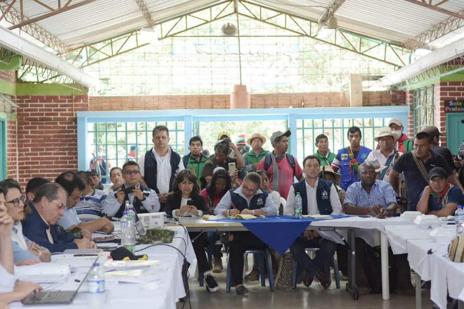 La minga pidió crear una comisión en cabeza de la Fiscalía para tratar los temas de judicialización, el retiro de la fuerza pública, entre otras peticiones. / ONIC