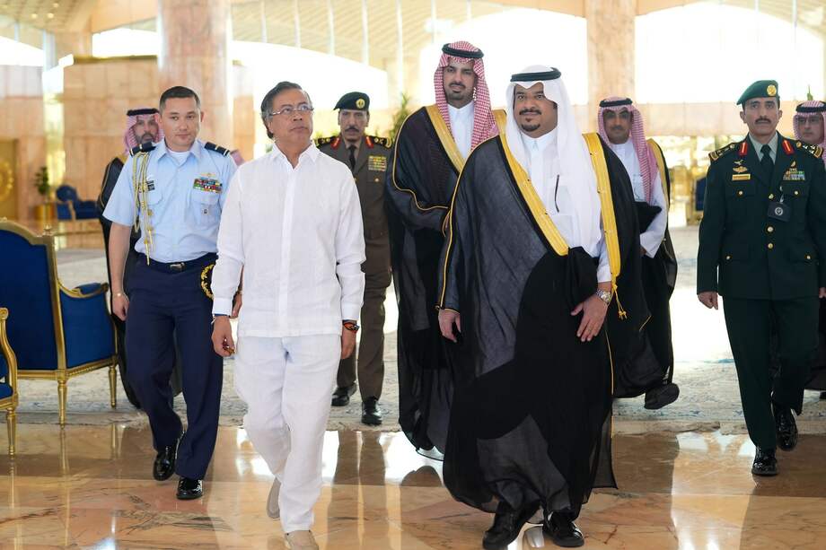 El presidente Gustavo Petro a su llegada a Arabia Saudita.