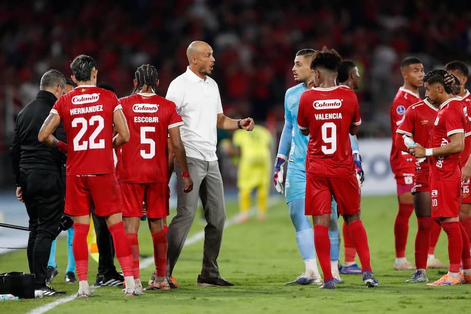 Jugadores de América de Cali junto a su entrenador, el antioqueño David González.