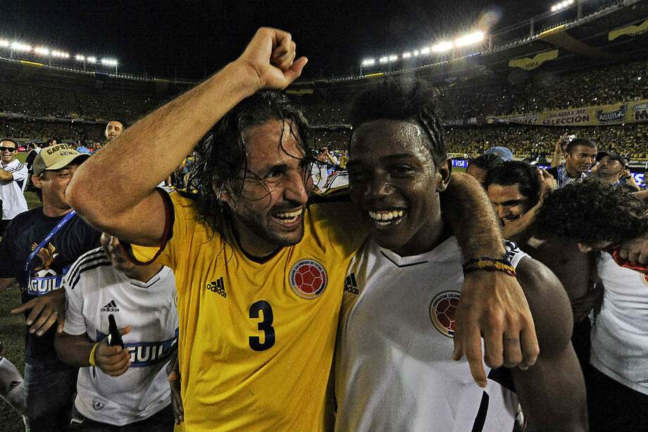Mario Yepes y el mediocampista Carlos Sánchez celebran después de clasificarse para la Copa Mundial de la FIFA 2014 Brasil / AFP