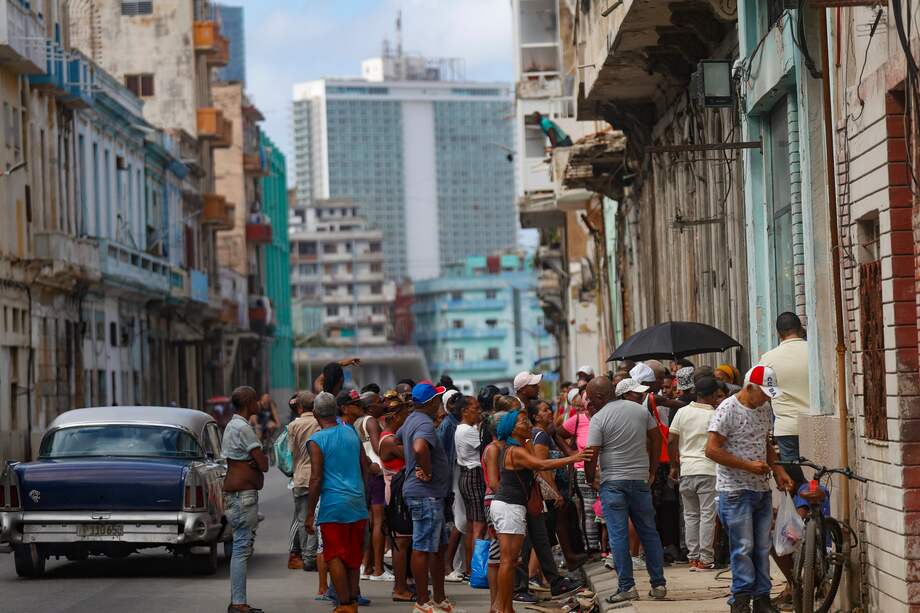 Personas esperan su turno para comprar alimentos antes que se dañen por falta de electricidad en una tienda estatal en La Habana (Cuba).