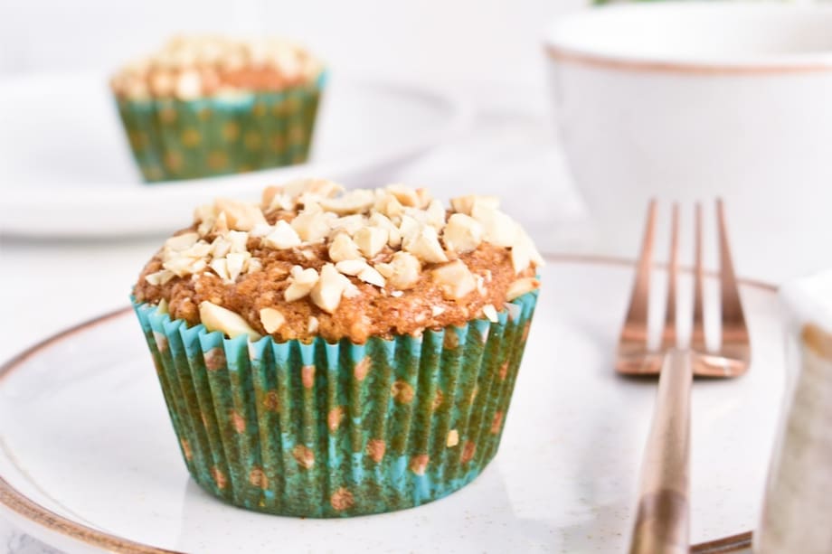 Los muffins están disponibles tanto en variedades saladas, con maíz y queso, como en variedades dulces que contienen arándanos, chocolate, limón o banano.