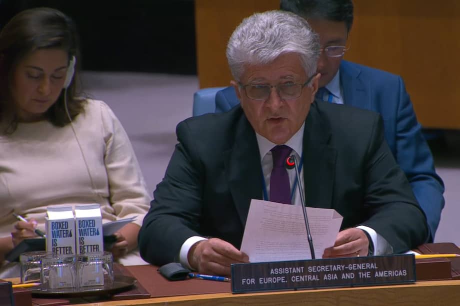 Miroslav Jenča es doctor en Derecho por la Universidad Comenius de Bratislava, además de contar con estudios en comercio exterior, diplomacia y relaciones internacionales.