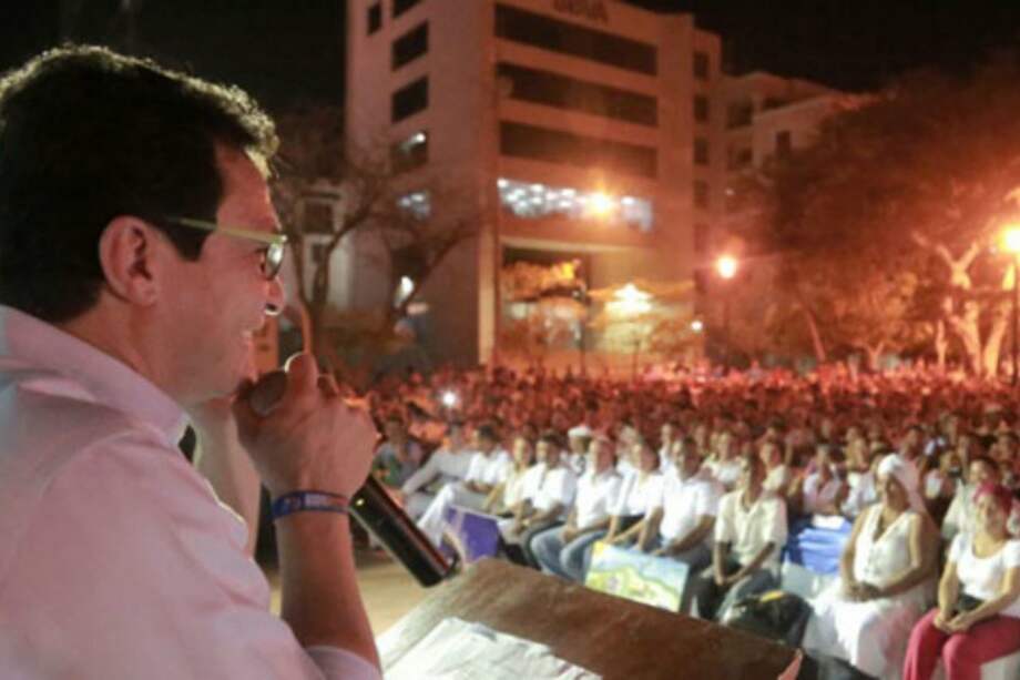 Alcalde de Santa Marta durante el anuncio de la legalización de los barrios, en el parque Bolívar. / Fotografía tomada del diario El Heraldo.