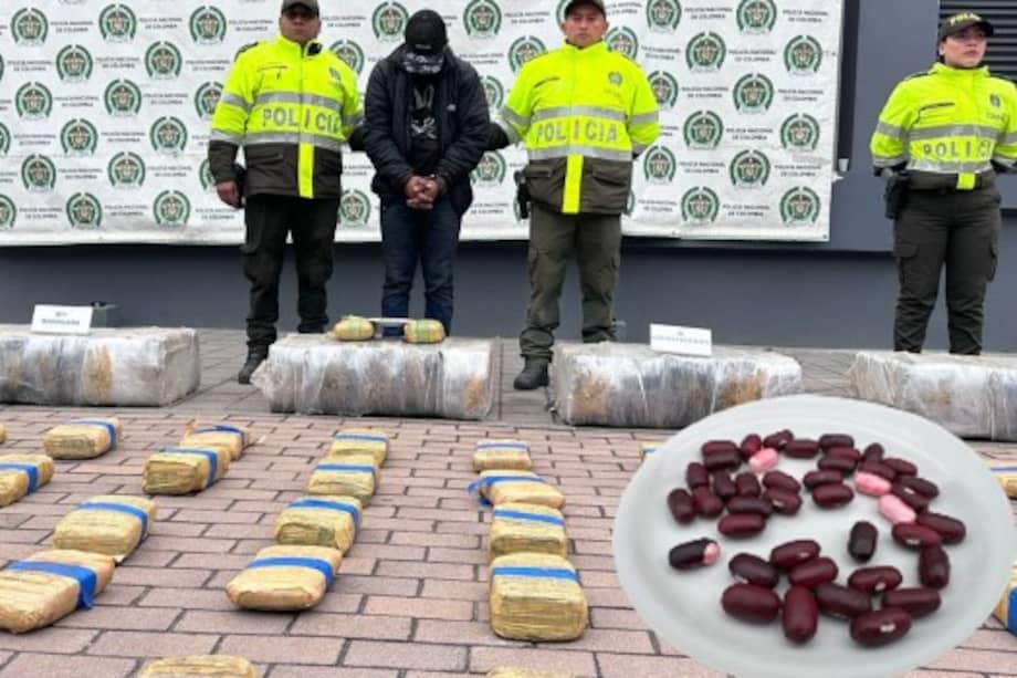 Casi 900 kilos de marihuana y un kilo de clorhidrato de cocaína camuflado en supuestos frijoles, eran transportados en un camión que fue descubierto el pasado puente de Todos los Santos en el municipio de Soacha.