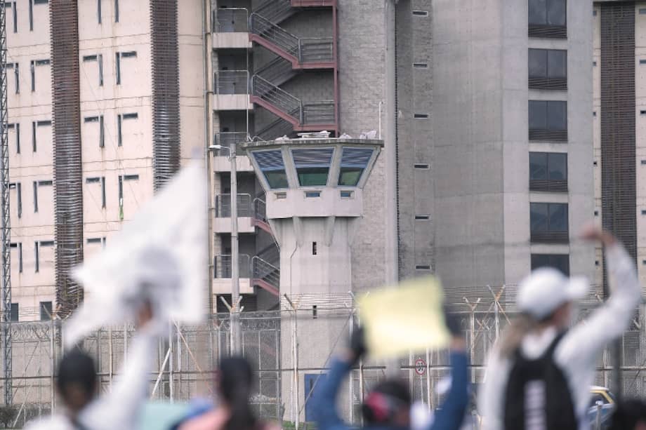 En materia contractual, advierte que existen contratos fiduciarios sin liquidar.