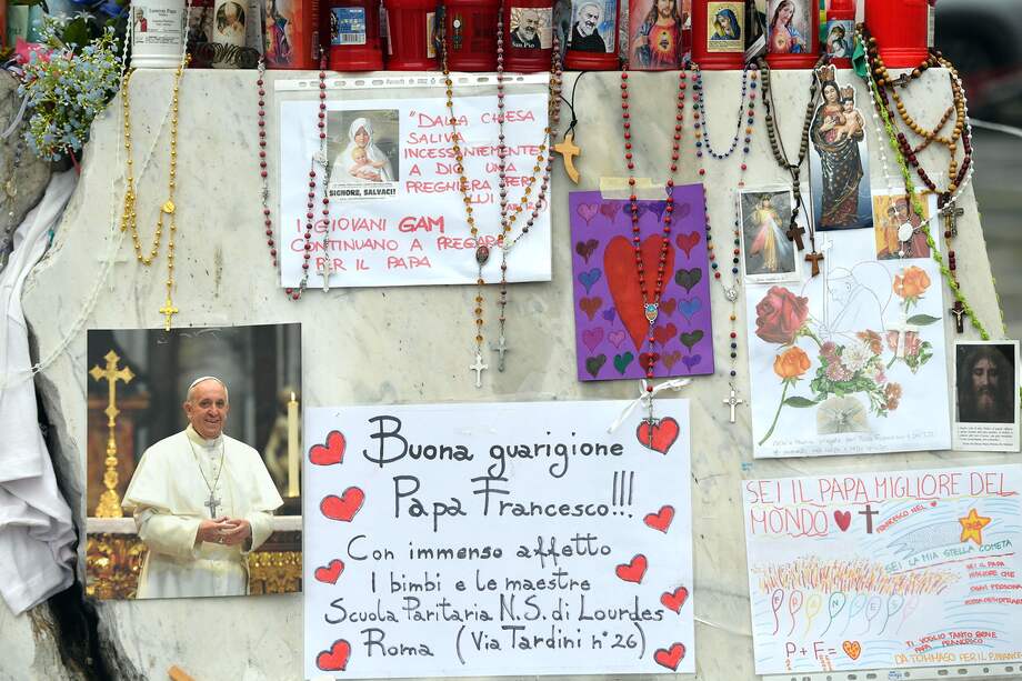 Velas, rosarios y mensajes de apoyo al papa Francisco se exhiben a las afueras del hospital Gemelli de Roma, donde está internado desde hace varias semanas.