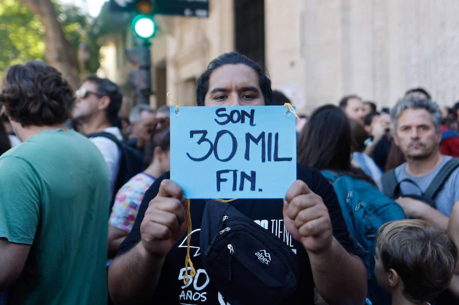 Una persona sostiene un cartel durante una manifestación por el Día Nacional de la Memoria por la Verdad y la Justicia para recordar y reclamar por las víctimas de la última dictadura cívico-militar.
