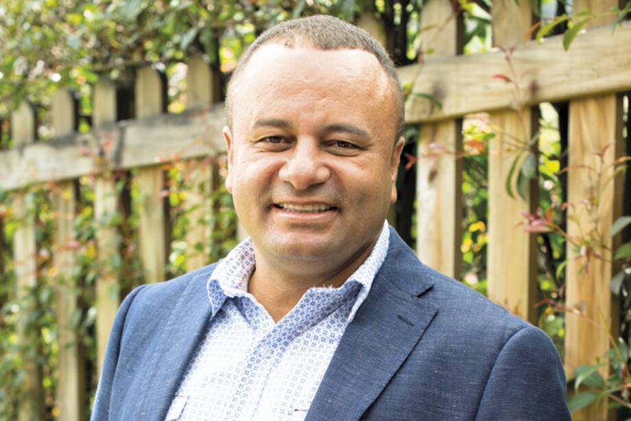 Él es Álvaro Gómez, el diseñador de Jeans