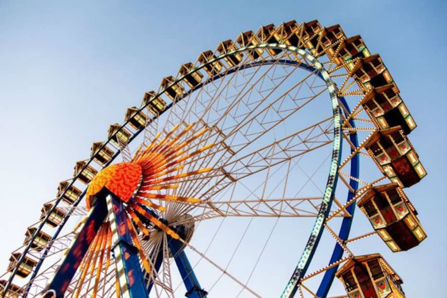 Se dispondrán puntos para toma de la temperatura, así como lavamanos portátiles, dispensadores de gel antibacterial, señalización para conservar el distanciamiento social y brigadas de limpieza y desinfección.