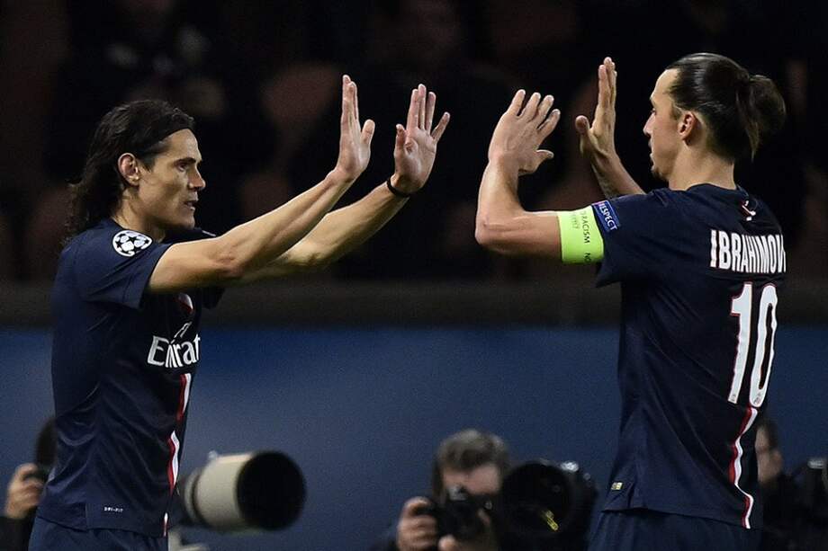 Cavani celebra su tanto con Zlatan Ibrahimovic. Foto: AFP