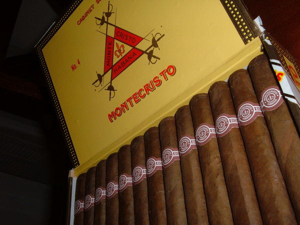 Cuba lanza al mercado nuevo modelo de su famoso habano Montecristo | EL ...