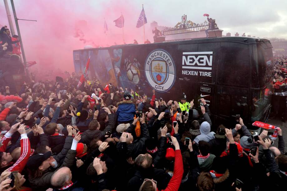 El bus de Manchester City a su llegada a Anfield. / EFE