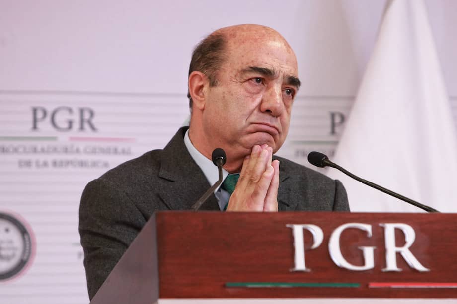 Fotografía de archivo fechada el 27 de enero de 2015, del exprocurador general de la República, Jesús Murillo Karam, durante una rueda de prensa en Ciudad de México (México).
