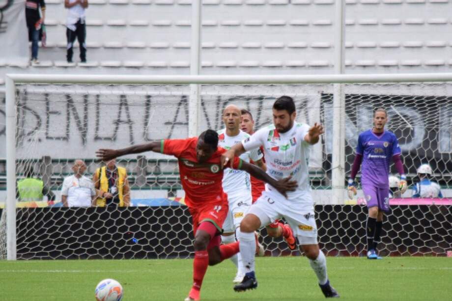 Jhonier Viveros y Julián Guillermo disputando un balón en duelo Cortuluá frente al Once Caldas, correspondiente a la última fecha de la Liga Águila. / @cortuluaoficial