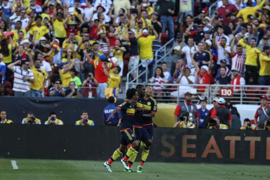 Cristian Zapata (c) festeja junto a Juan Cuadrado (i) y Edwin Cardona (d) el gol de Colombia. / EFE