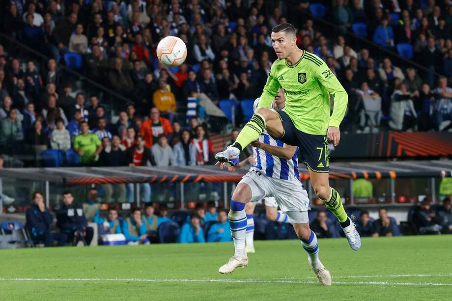 El defensa francés de la Real Sociedad Robin Le Normand (i) disputa el balón ante el delantero portugués del Manchester United Cristiano Ronaldo (d) durante el encuentro del grupo E de Liga Europa entre Real Sociedad y Manchester United, este jueves en el estadio Reale Arena en San Sebastián.