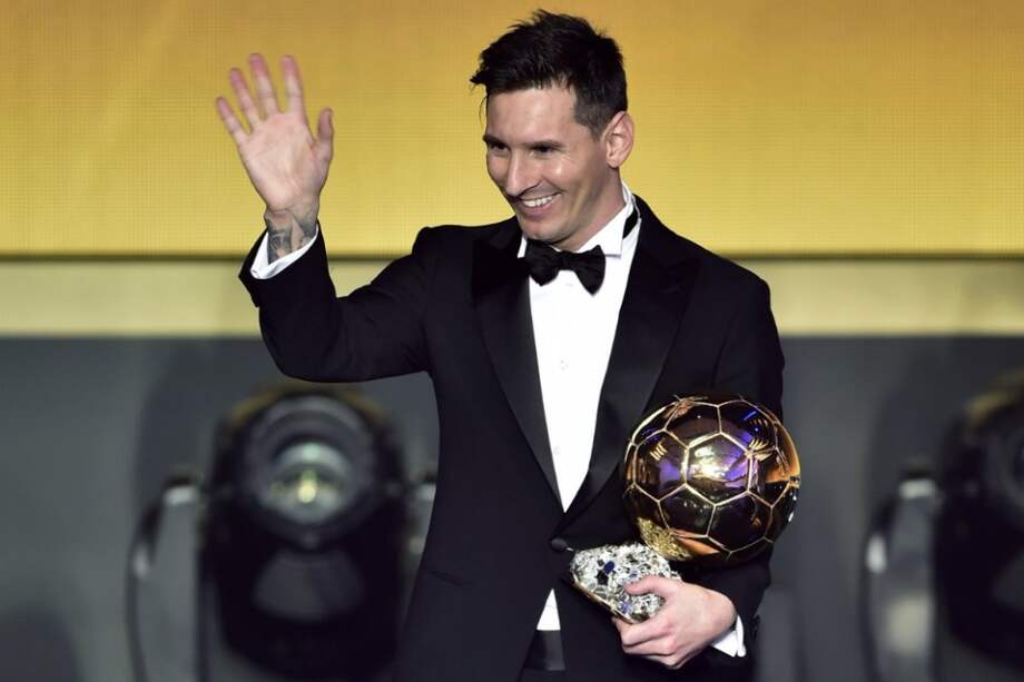 Lionel Messi con su quinto Balón de Oro. / AFP