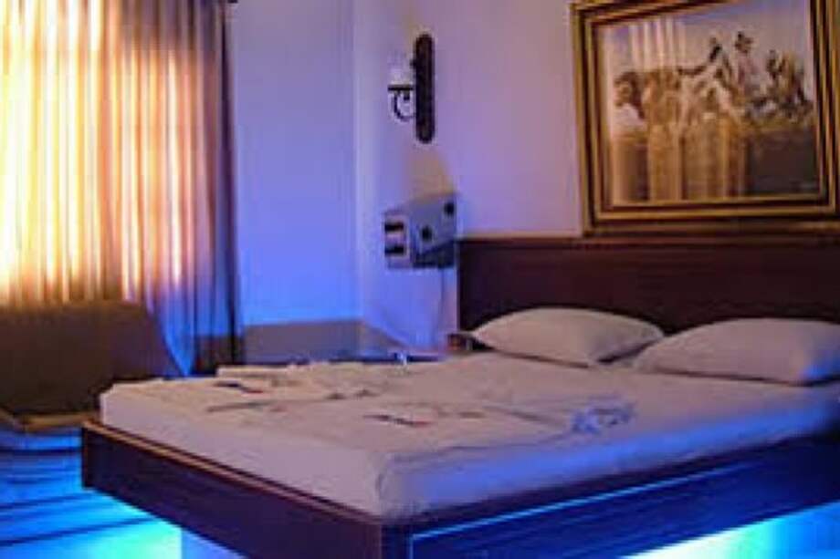 Investigan muerte de pareja que apareció sin vida en jacuzzi de un motel en Bogotá