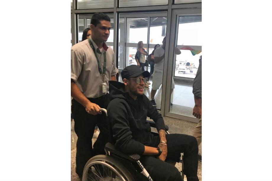 Neymar tras su llegada al aeropuerto de Río de Janeiro. / AFP