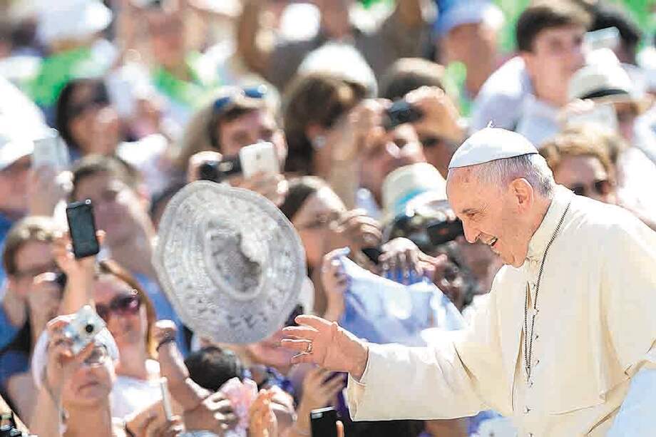 Papa saluda a los fieles en la Plaza de San Pedro, Ciudad del Vaticano. / EFE