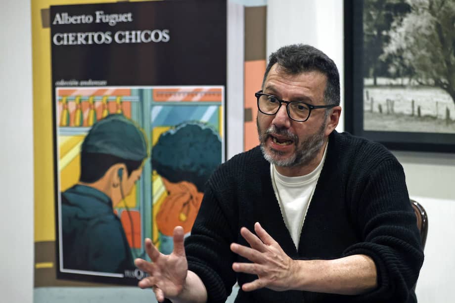 AME8471. BOGOTÁ (COLOMBIA), 01/07/2024.- El escritor y cineasta chileno Alberto Fuguet habla durante una entrevista con EFE, el 26 de junio de 2024, en Bogotá (Colombia). EFE/ Mauricio Dueñas Castañeda