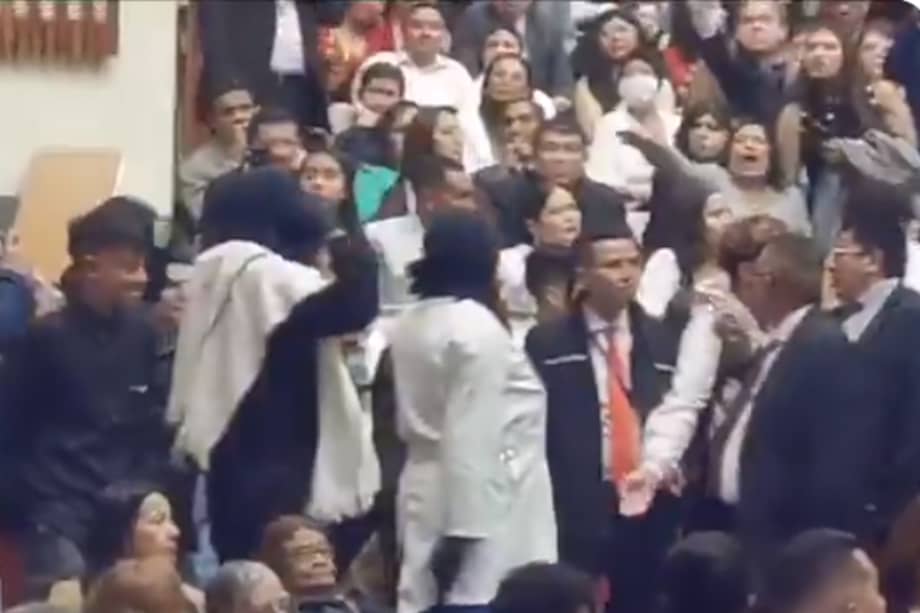 Los encapuchados tuvieron que salir del auditorio tras los gritos