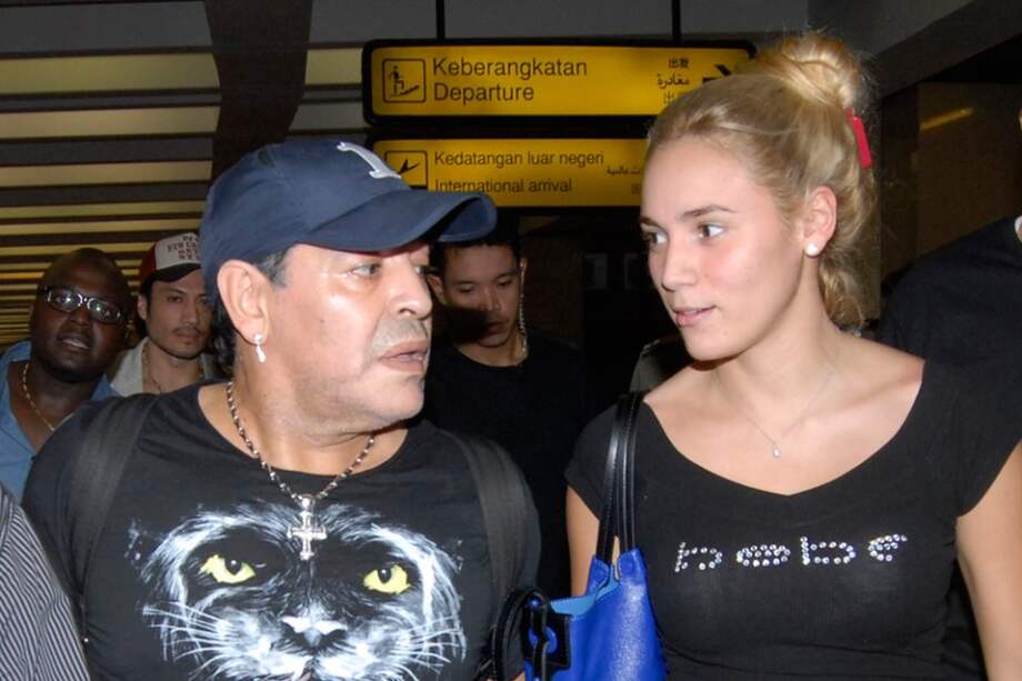 Diego Maradona y Rocío Oliva en 2013. / AFP