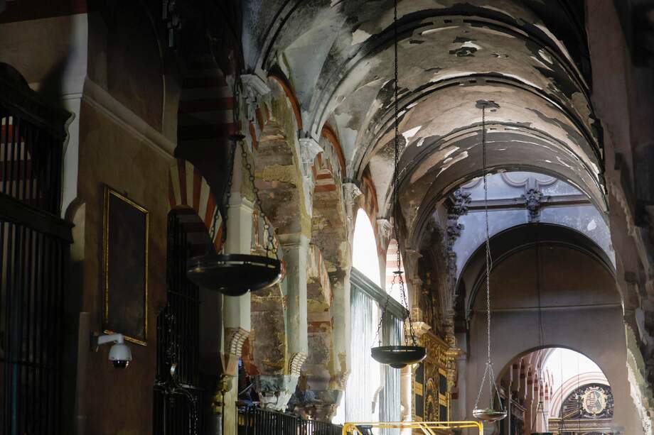 Trabajos en el interior de la mezquita-catedral después del incendio que en la noche del viernes afectó al templo. EFE/Salas