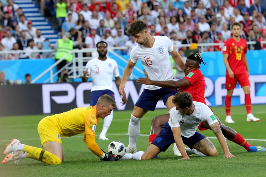 Los ingleses Jordan Pickford, Phil Jones y Eric Dier disputan un balón con el belga Michy Batshuayi of Belgium. / EFE