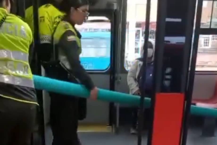 El sujeto reclamó a los uniformados por no ayudarlo a cargar el objeto.