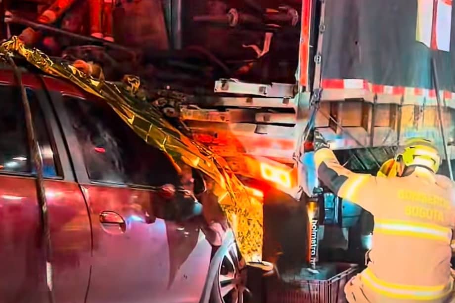 El accidente ocurrió mientras varios trabajadores realizaban labores de mantenimiento vial sobre la avenida NQS, en el sector de Paloquemao