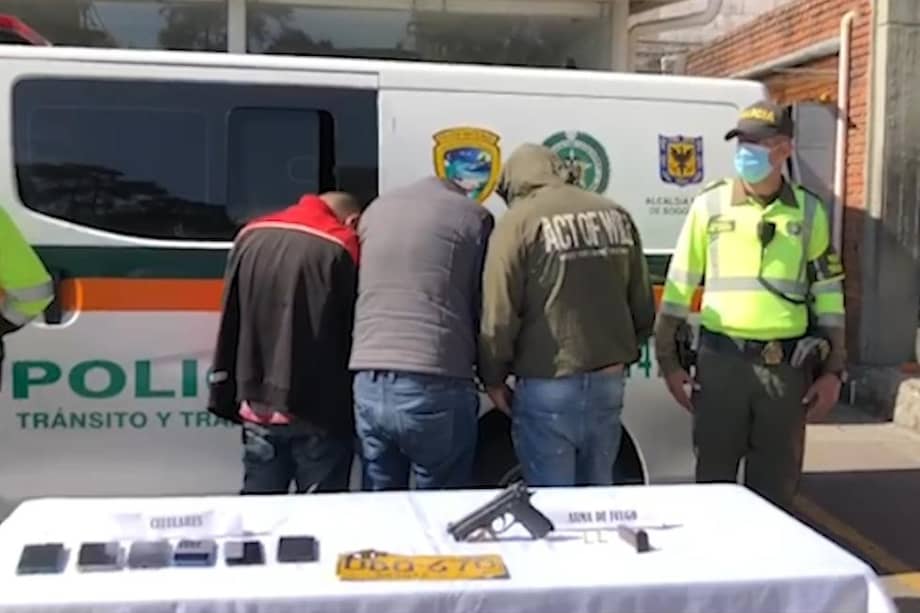 Los tres sujetos se habían hecho pasar por miembros de la Sijín con carnets falsos.