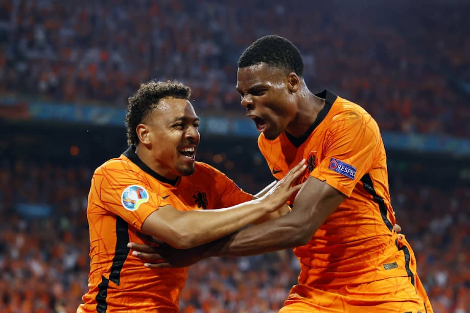 Denzel Dumfries y Donyell Malen celebran el segundo gol de Holanda contra Austria.